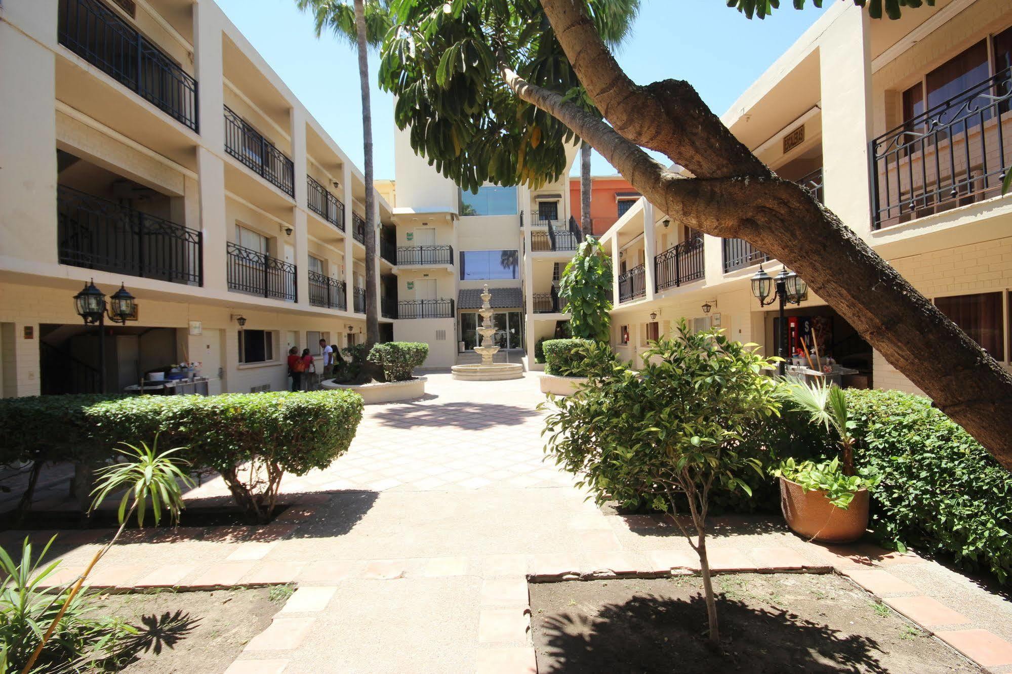 Hotel El Camino Inn & Suites Reynosa Eksteriør billede